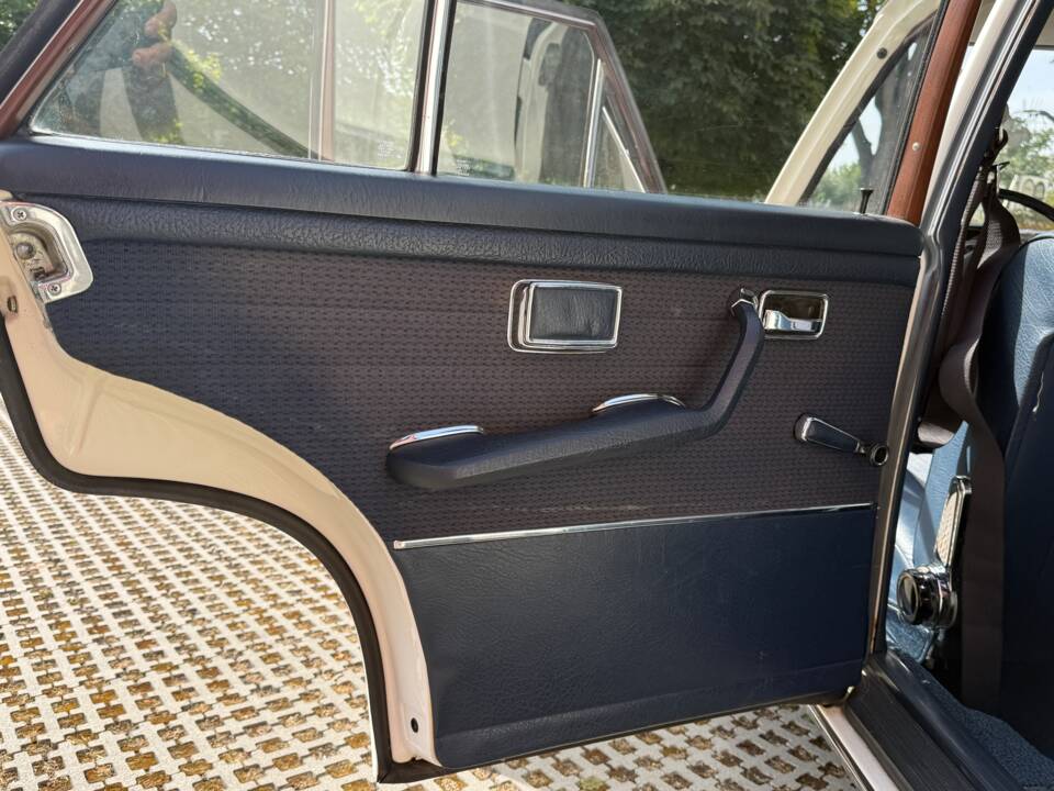Image 22/54 de Mercedes-Benz 280 SE 3,5 (1970)