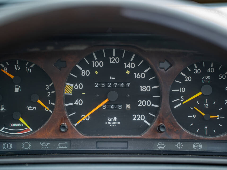 Image 25/66 of Mercedes-Benz 200 TE (1989)