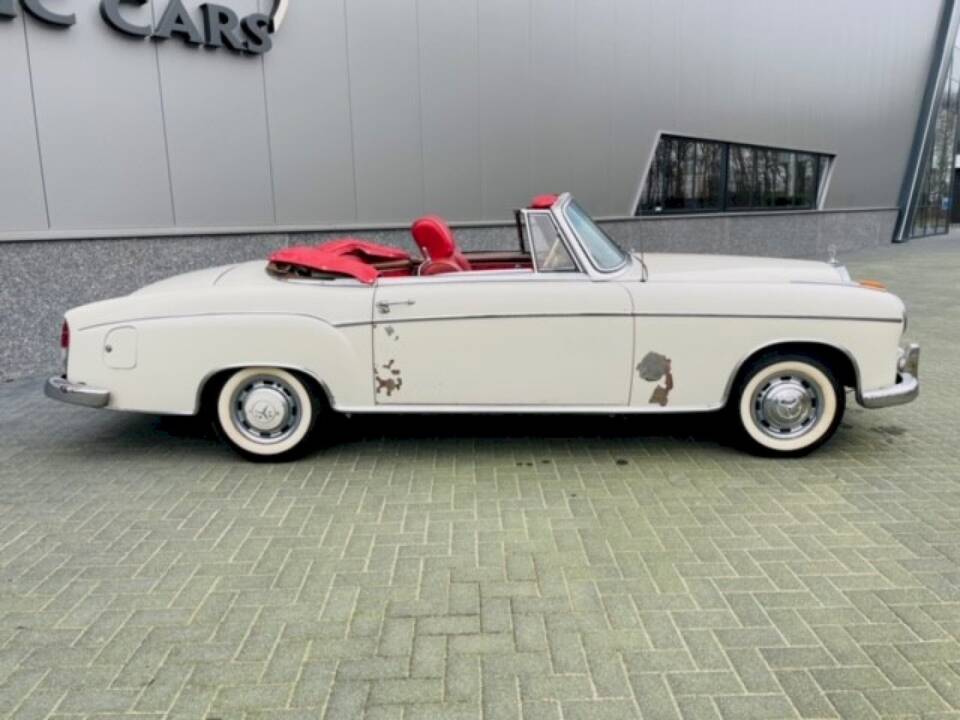 Immagine 8/36 di Mercedes-Benz 220 SE b (1961)