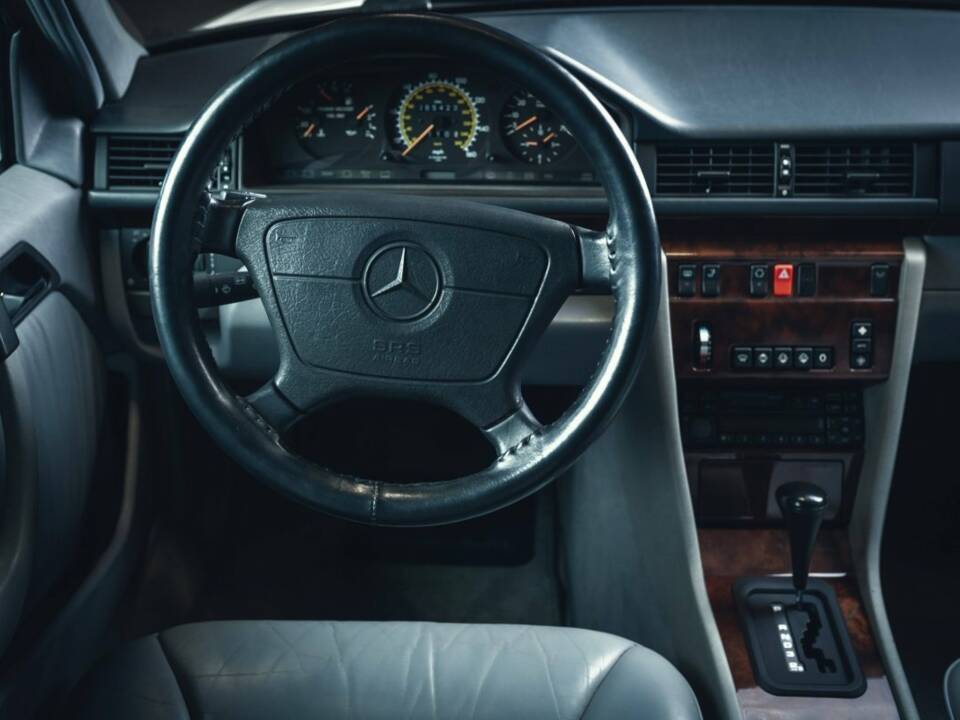 Image 11/15 of Mercedes-Benz E 420 (1995)