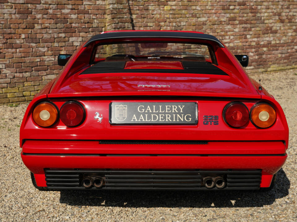 Image 19/50 de Ferrari 328 GTS (1989)