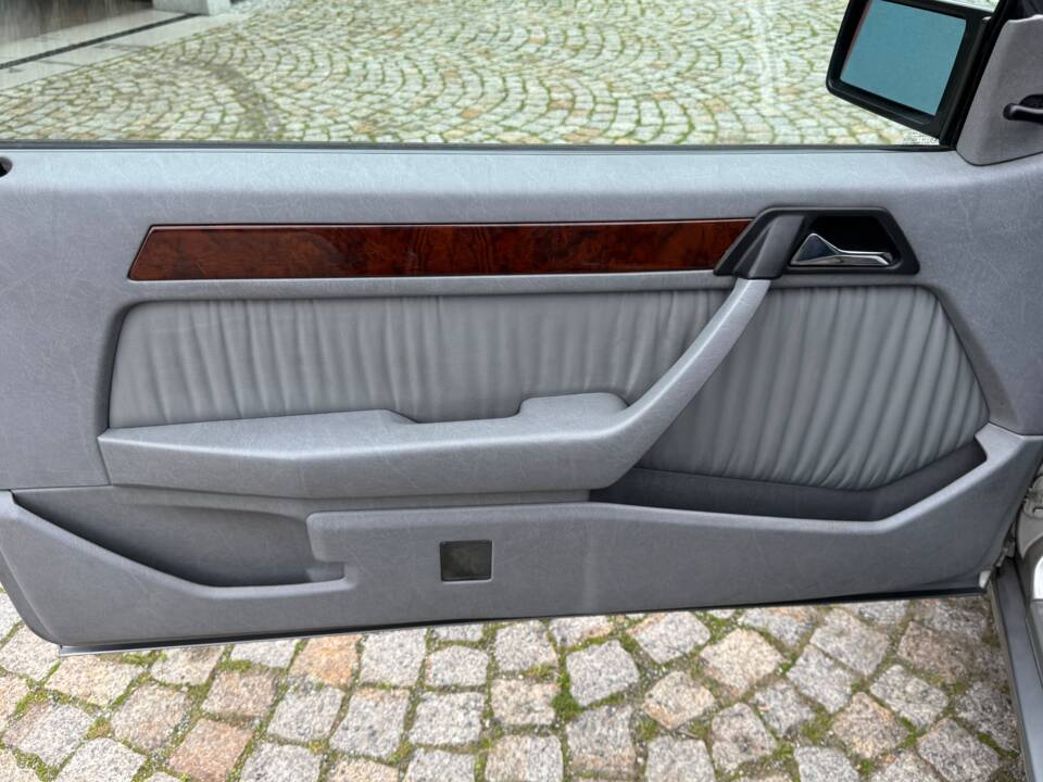 Imagen 33/100 de Mercedes-Benz 300 CE (1992)