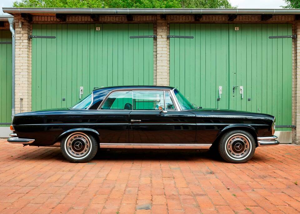 Image 2/188 of Mercedes-Benz 280 SE 3,5 (1971)