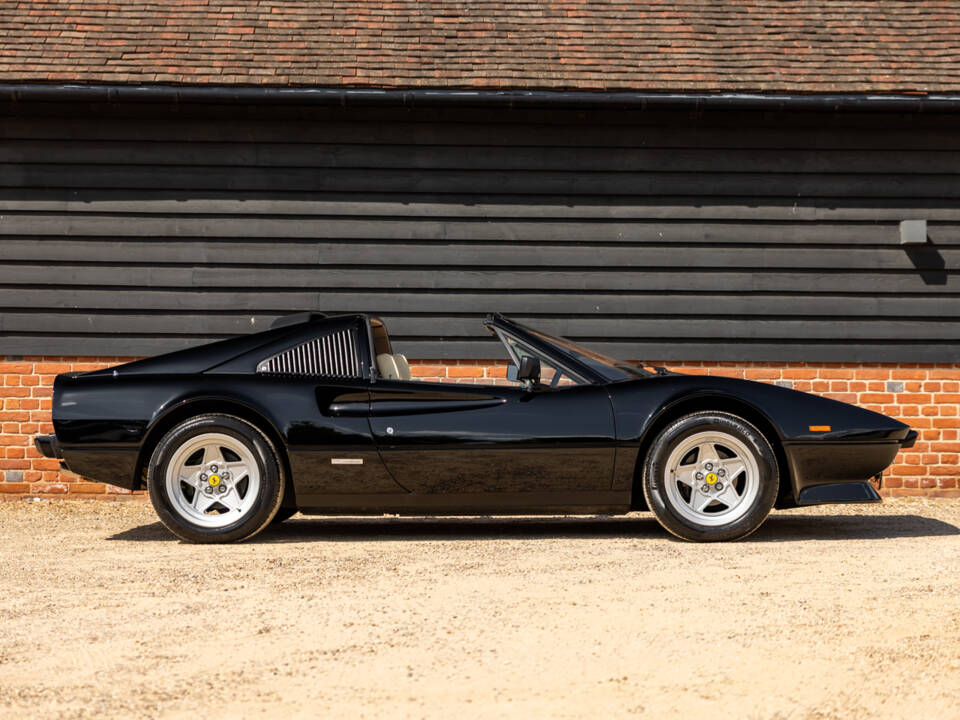 Image 4/80 of Ferrari 308 GTSi Quattrovalvole (1985)