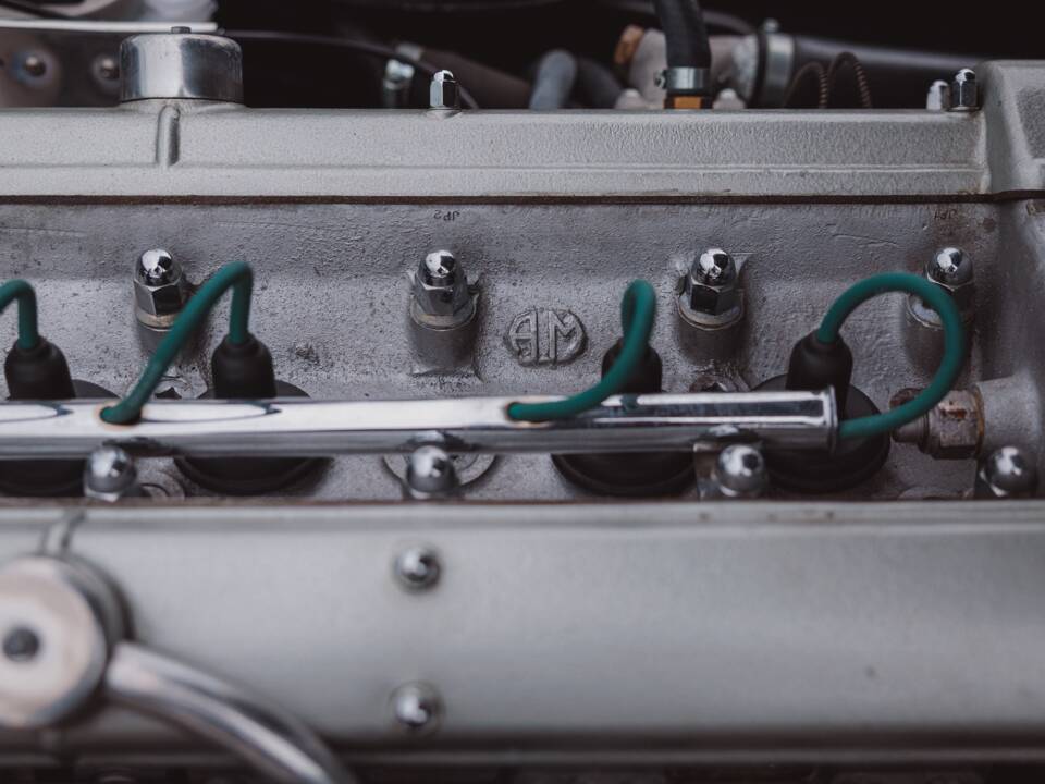 Image 43/99 of Aston Martin DB 6 Volante (1968)