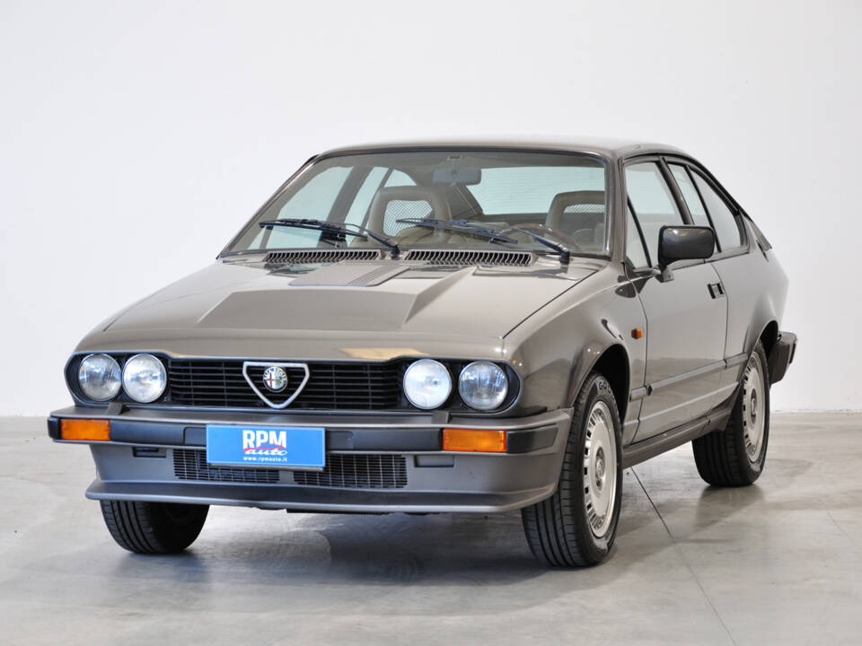 Image 13/34 de Alfa Romeo GTV 6 2.5 (1986)