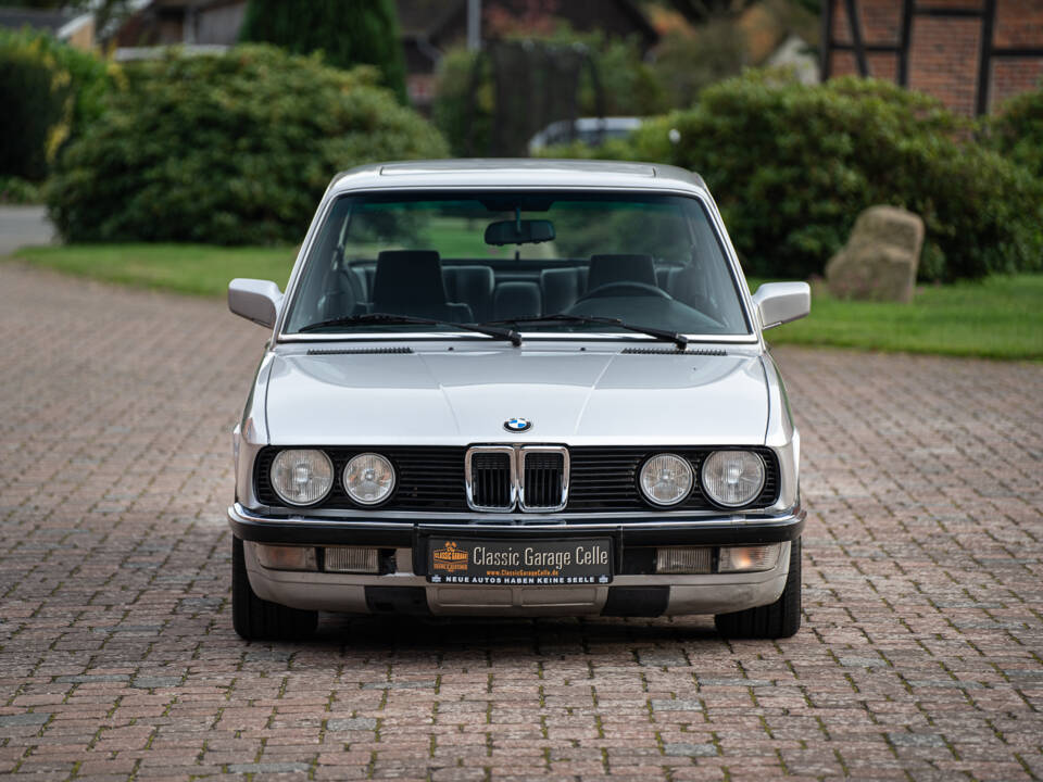 Bild 8/43 von BMW 525i (1986)