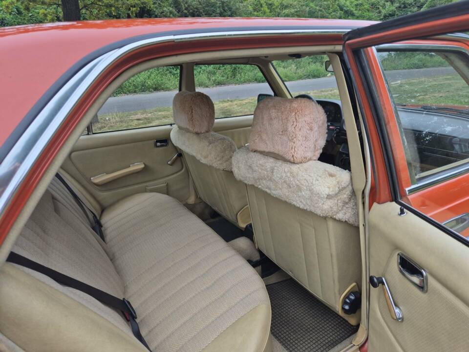 Image 16/41 of Mercedes-Benz 200 D (1981)