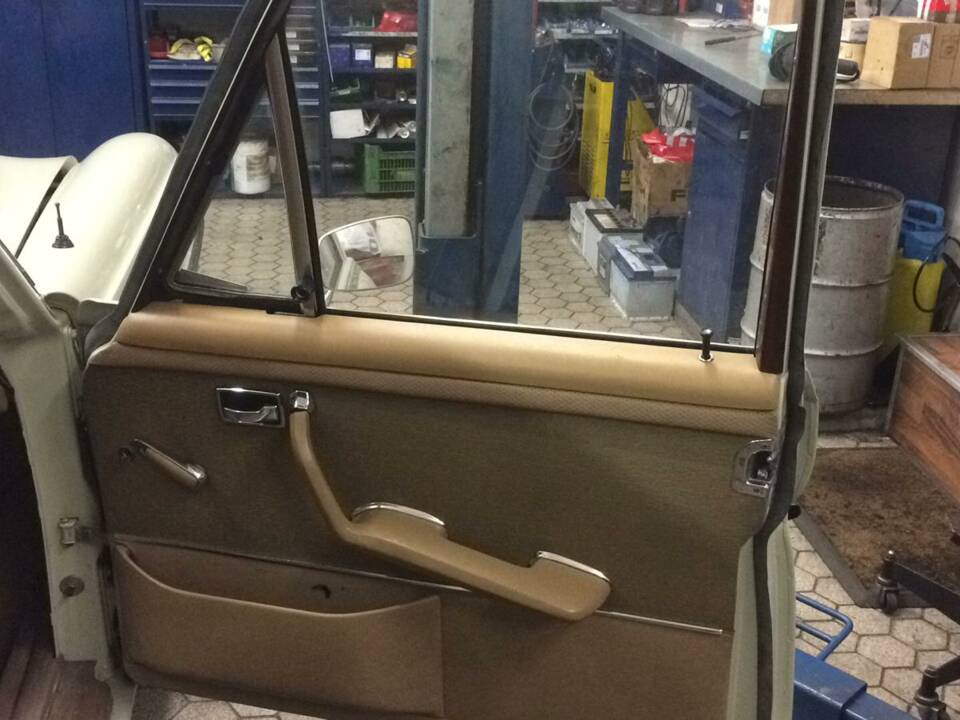 Image 30/52 of Mercedes-Benz 250 SE (1966)