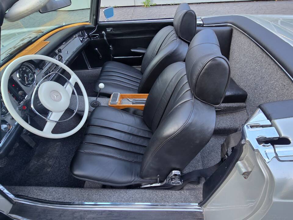 Image 14/26 de Mercedes-Benz 280 SL (1970)