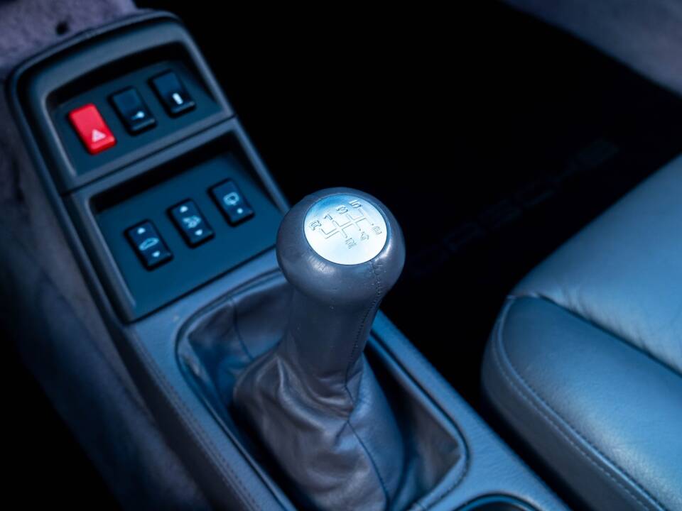 Image 22/35 de Porsche 911 Carrera (1995)