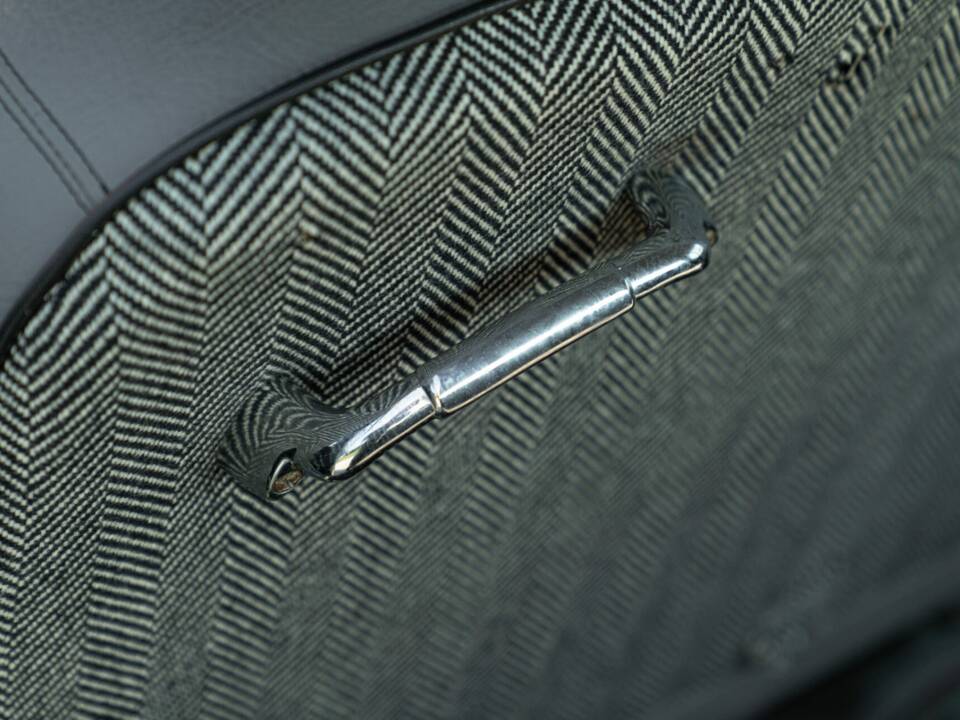 Image 36/50 of Dodge Coronet "Red Ram" (1953)