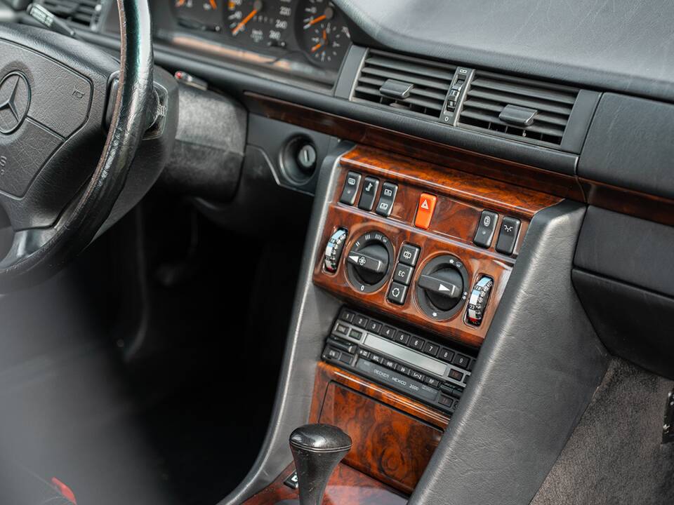Bild 44/61 von Mercedes-Benz 500 E (1992)