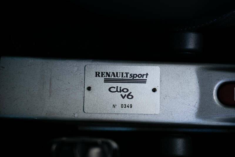 Image 28/40 of Renault Clio II V6 (2002)
