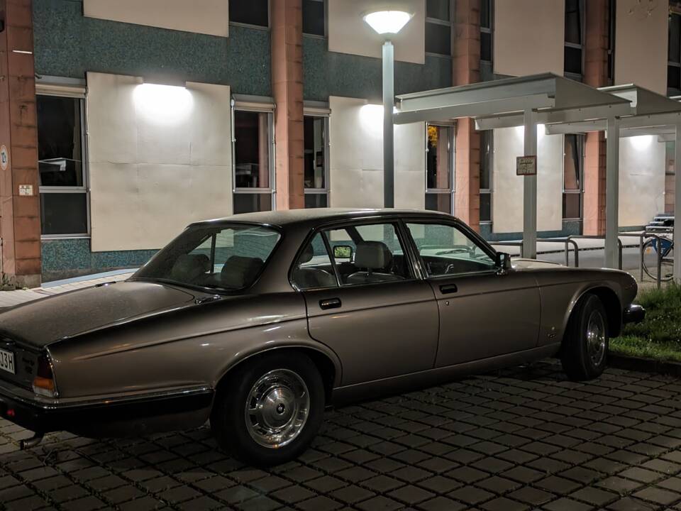 Image 2/13 of Jaguar XJ 6 4.2 (1985)