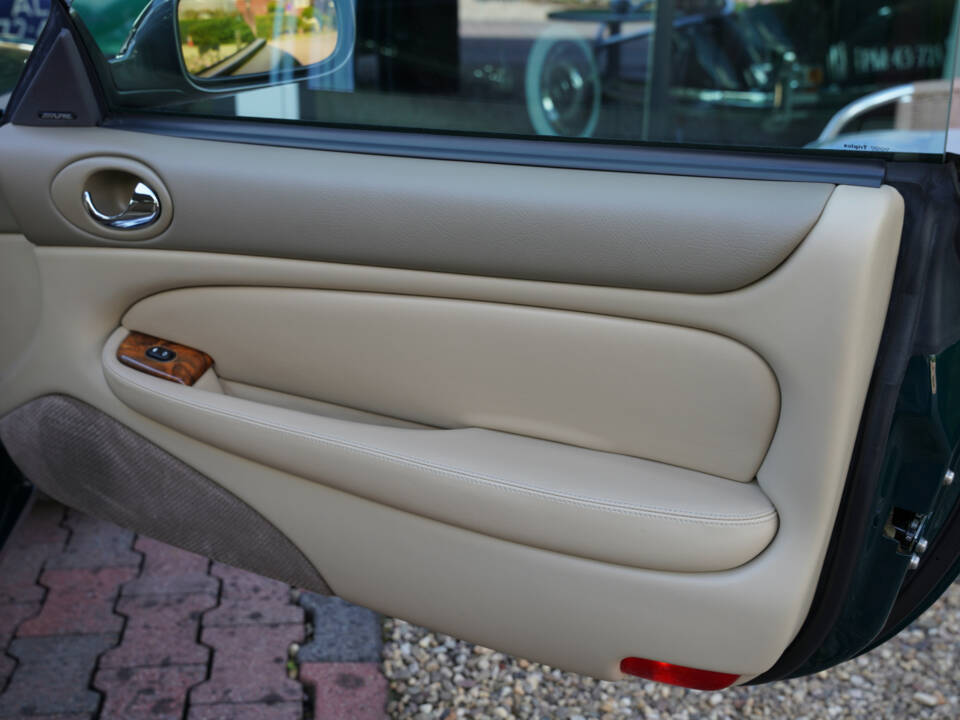 Image 25/50 of Jaguar XKR (2001)