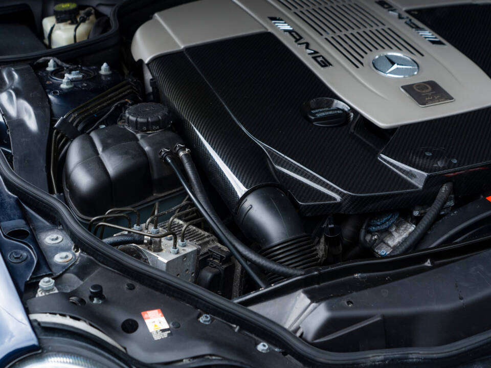 Image 18/60 of Mercedes-Benz SL 65 AMG (2004)