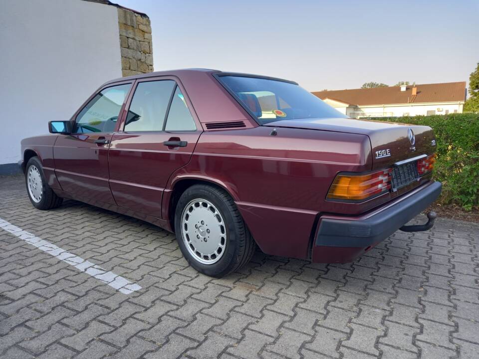 Image 24/137 of Mercedes-Benz 190 E 1.8 Avantgarde &quot;Rosso&quot; (1992)