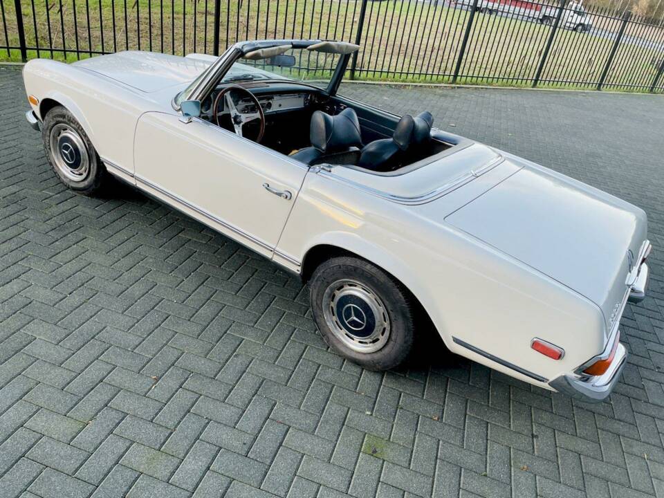 Immagine 8/36 di Mercedes-Benz 280 SL (1969)