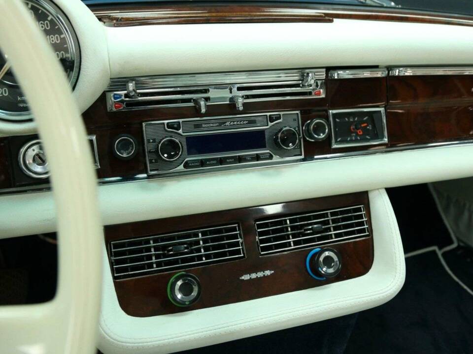 Image 22/50 of Mercedes-Benz 280 SE 3,5 (1971)