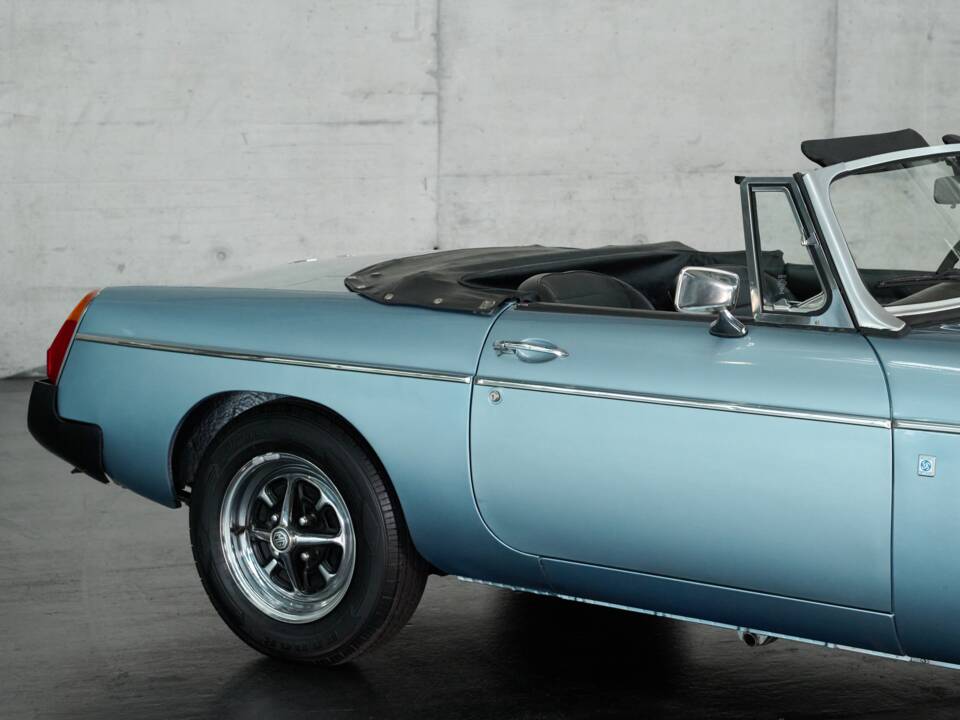 Image 19/50 of MG MGB (1976)