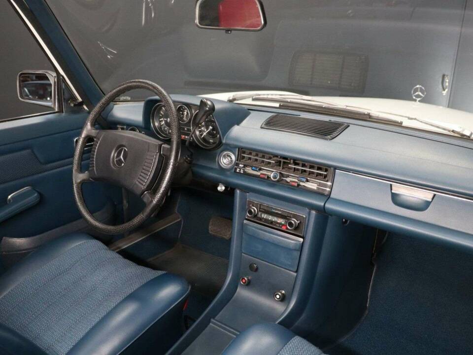 Image 15/30 of Mercedes-Benz 230 lang (1973)