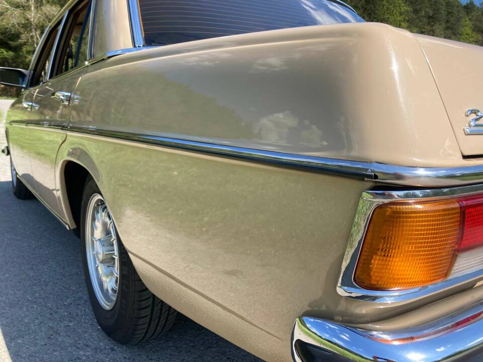 Image 9/49 de Mercedes-Benz 230&#x2F;4 (1974)