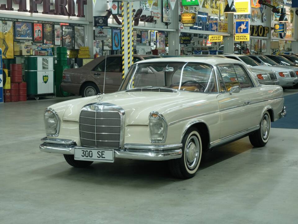 Image 2/50 of Mercedes-Benz 300 SE (1966)