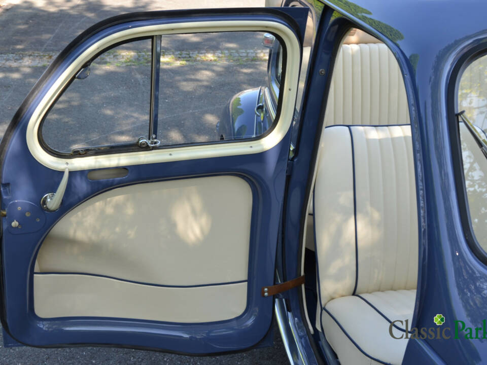 Image 27/50 of Renault 4 CV Décapotable (1954)