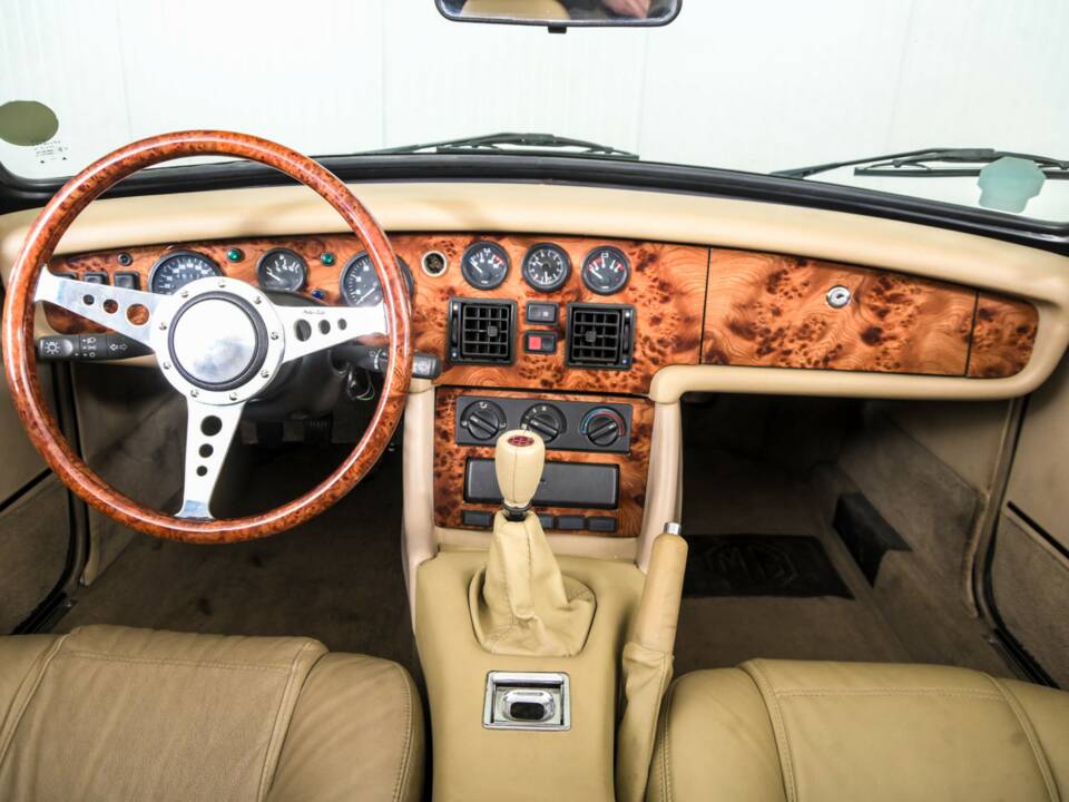 Immagine 7/50 di MG RV8 (1994)