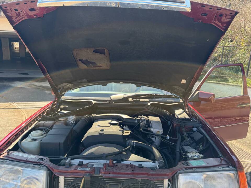 Image 34/50 of Mercedes-Benz E 200 (1993)