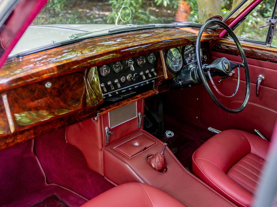 Image 4/50 de Jaguar Mk II 2.4 (1967)