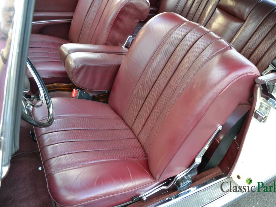 Image 18/50 of Mercedes-Benz 250 SE (1966)