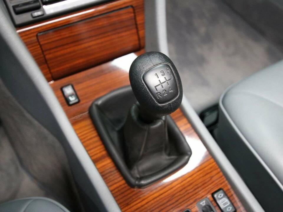 Afbeelding 23/50 van Mercedes-Benz 230 CE (1988)