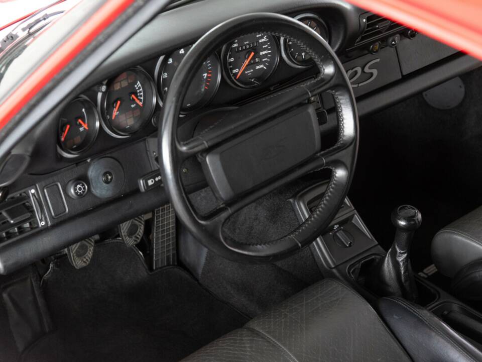 Immagine 23/34 di Porsche 911 Carrera RS (1992)