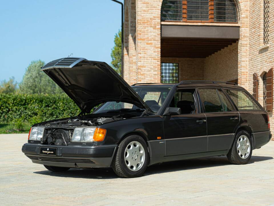 Immagine 39/44 di Mercedes-Benz 200 TE (1992)