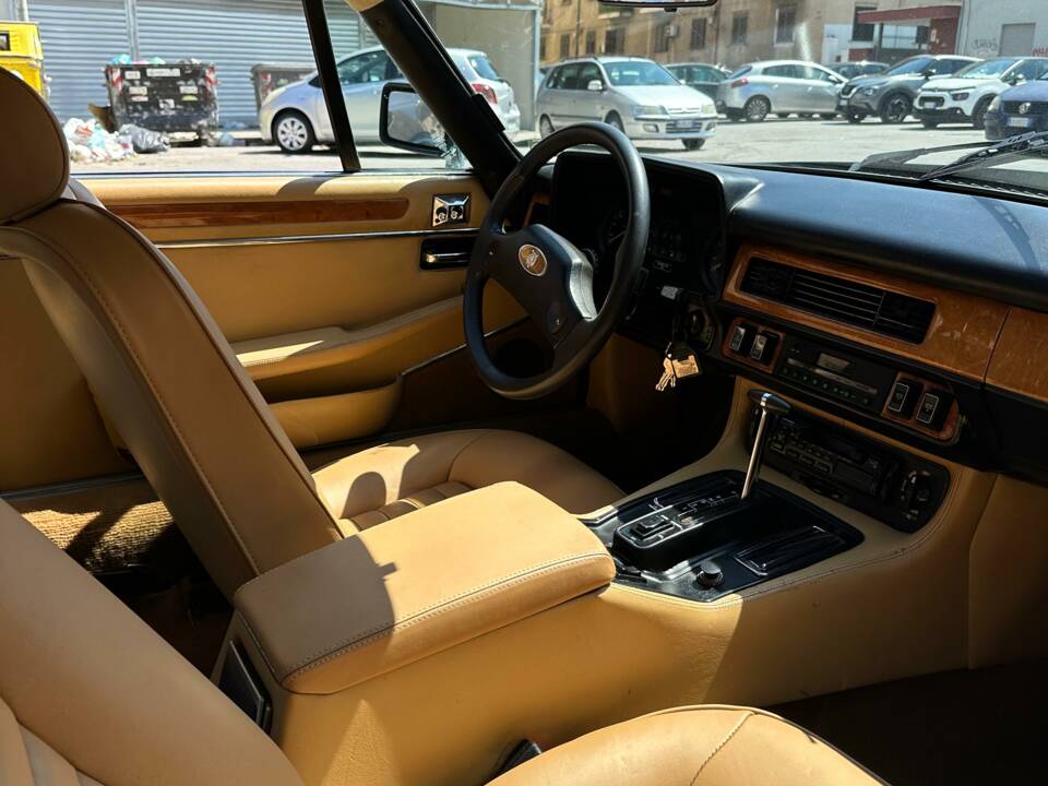 Image 4/6 de Jaguar XJ S H.E. (1984)