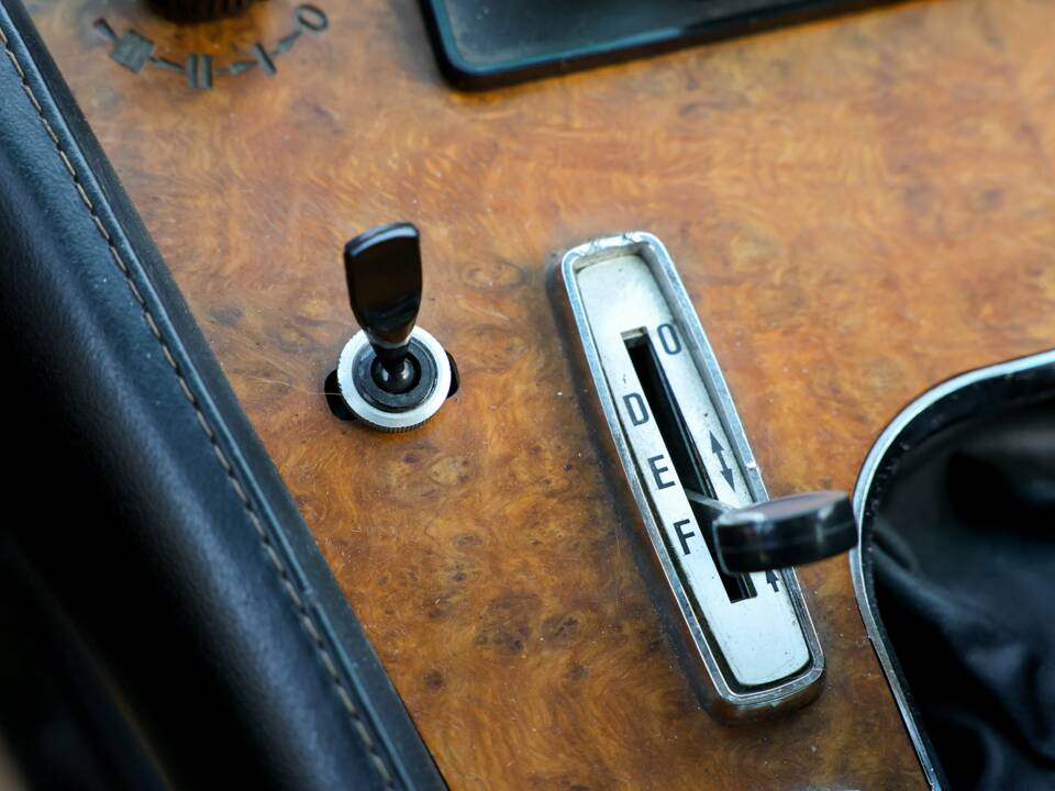 Image 16/32 of Ferrari 400 GT (1977)