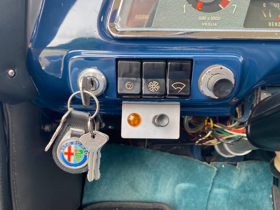 Image 16/75 of Alfa Romeo Giulia 1300 TI (1966)