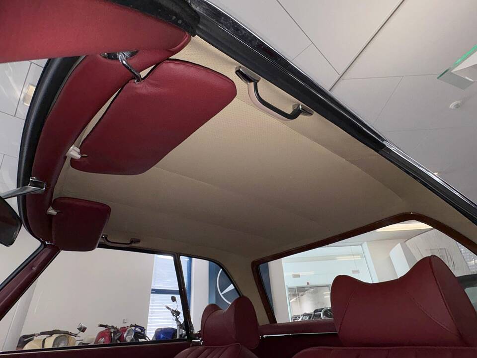 Image 20/24 of Mercedes-Benz 280 SL (1968)