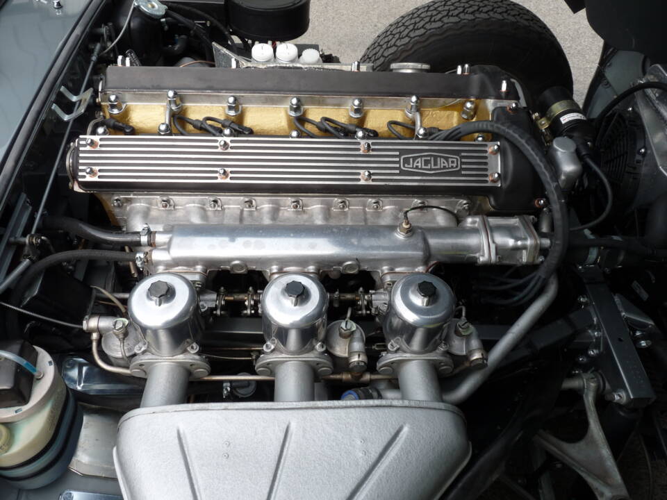 Image 21/22 de Jaguar E-Type (1968)