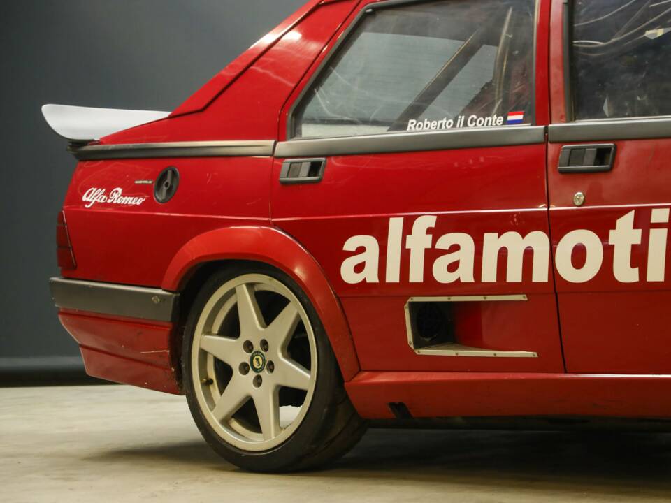 Image 36/50 de Alfa Romeo 75 3.0 V6 QV (1990)