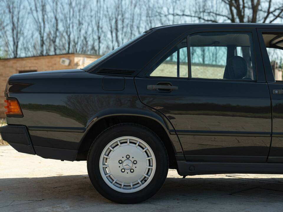 Imagen 19/50 de Mercedes-Benz 190 E (1988)