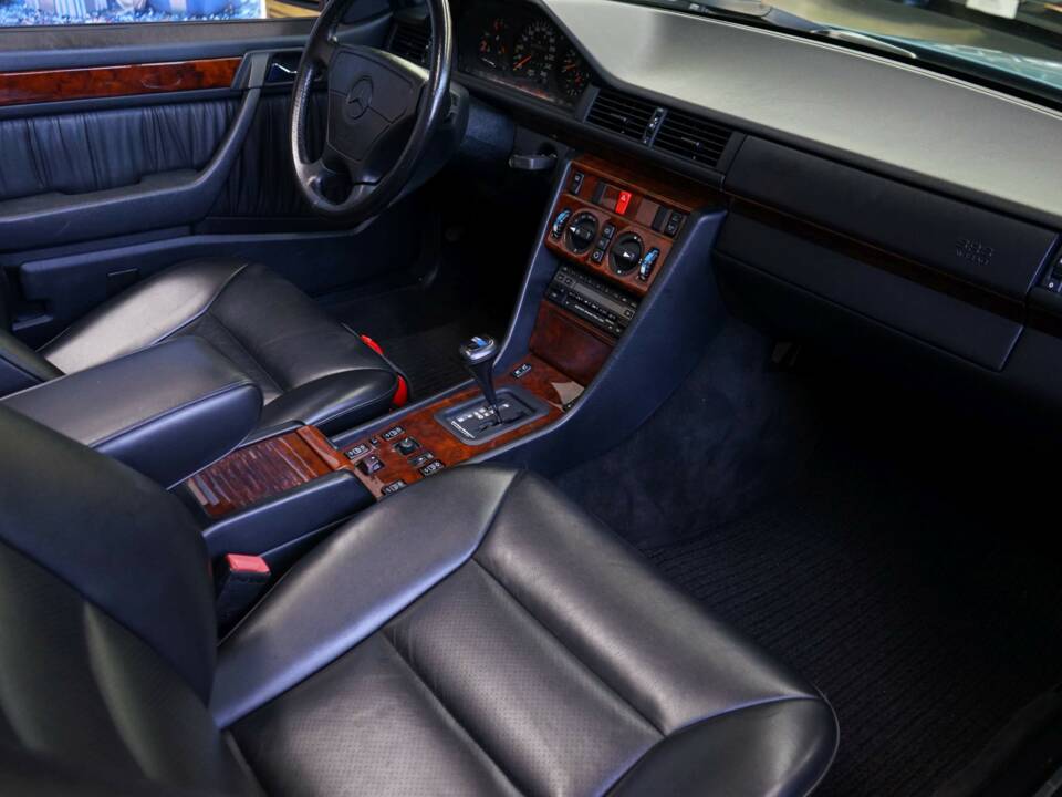 Afbeelding 28/50 van Mercedes-Benz 300 CE-24 (1993)