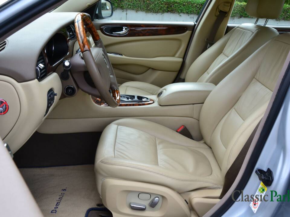 Immagine 8/46 di Jaguar XJ 8 3.5 (2007)