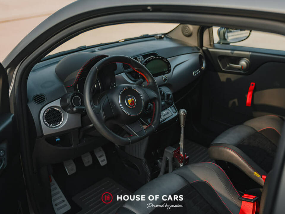 Image 27/50 of Abarth 695 Biposto (2016)