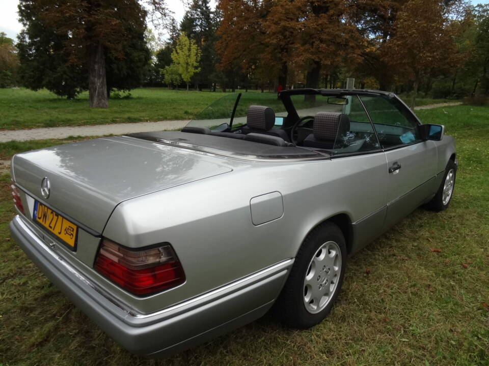 Image 3/6 of Mercedes-Benz E 200 (1994)