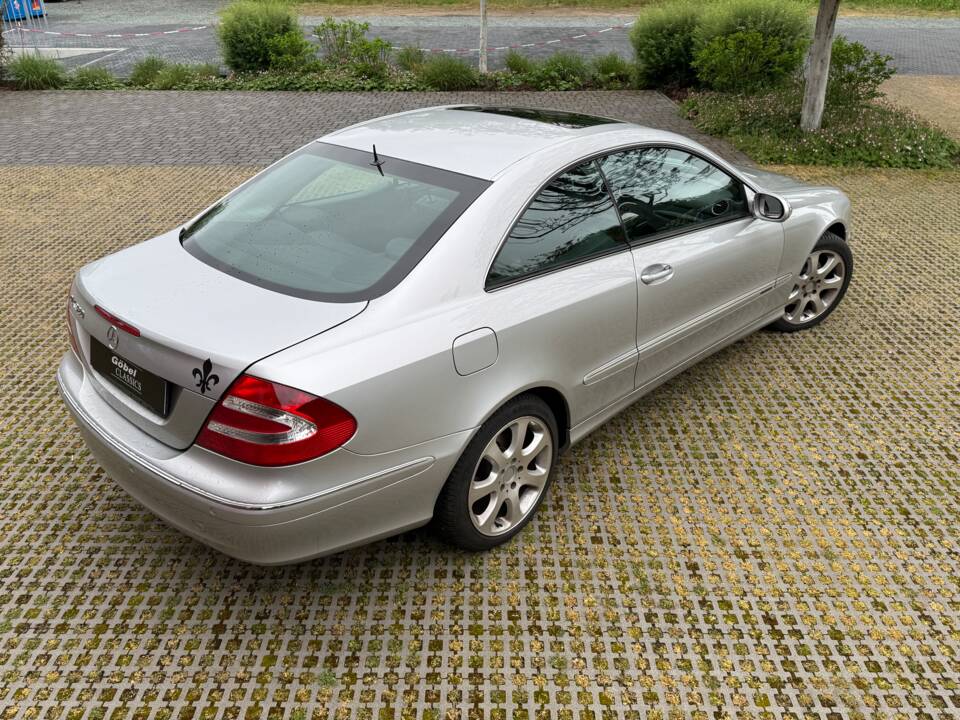 Image 5/27 of Mercedes-Benz CLK 320 (2002)