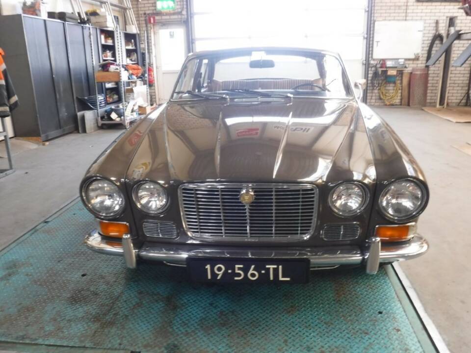 Image 46/50 of Jaguar XJ 6 2.8 (1972)