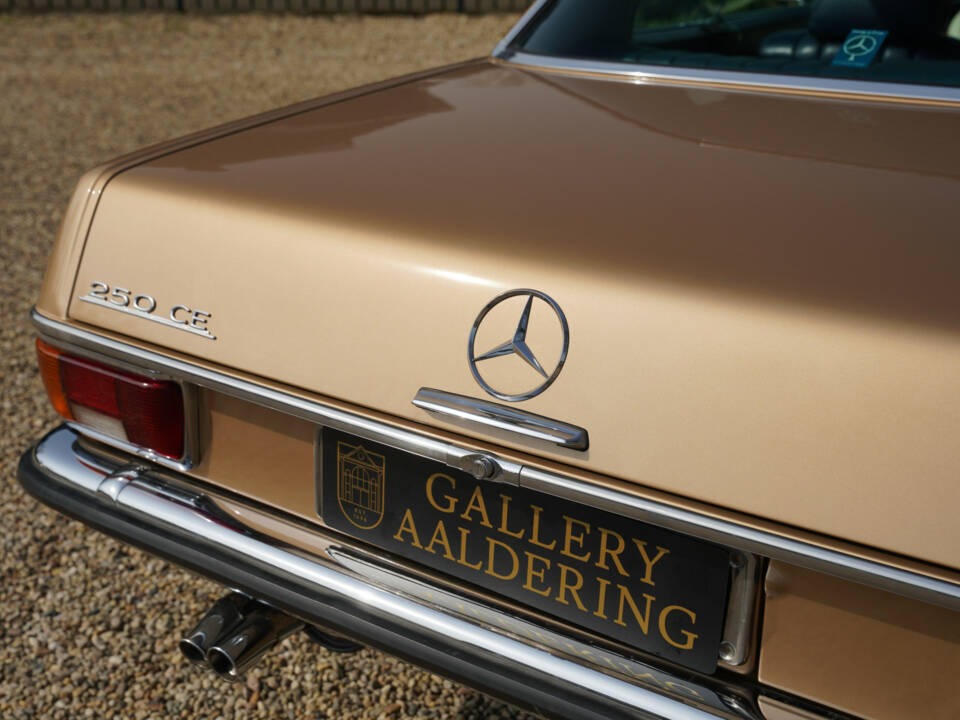 Image 21/50 of Mercedes-Benz 250 CE (1972)